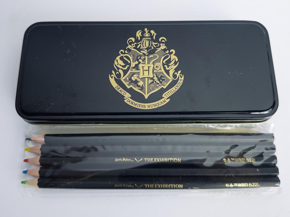 Harry Potter The Exhibition Gold Crest Black Pencil Case Tin W/ 5 Pencil Set